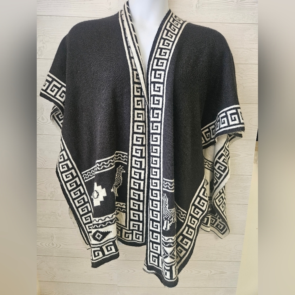 Alpaca Reversible Shawl - Women's Ruana Wrap - Black and White, Peru